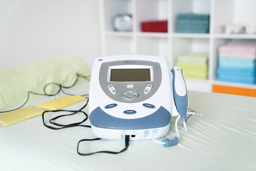 Gerät für Elektrotherapie auf der Behandlungsliege