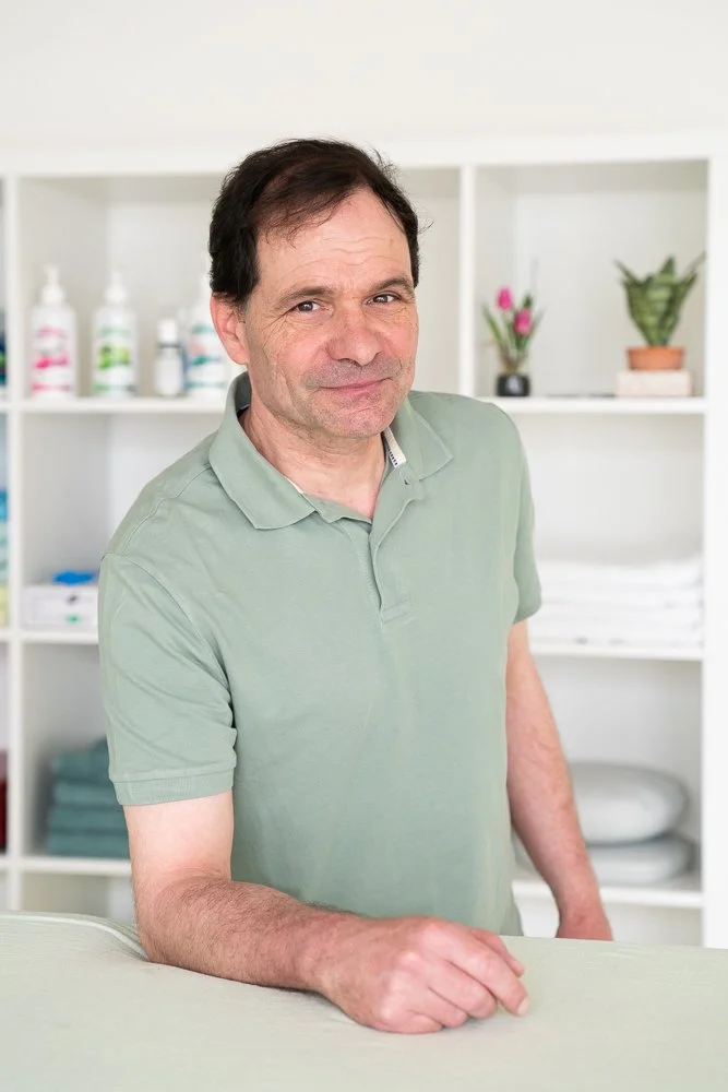 Patrick Welte in seiner Praxis