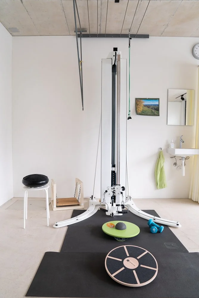 Trainingsecke mit Zugapparat und Balancekreisel